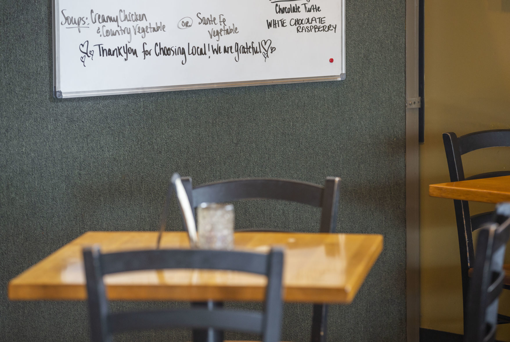 Restaurants turning to curbside food pickup